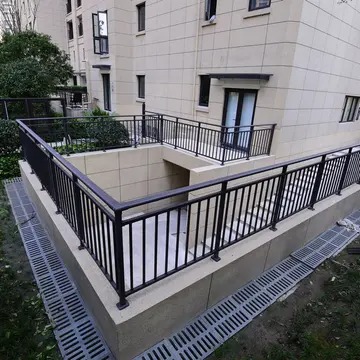 高速公路的安全护栏图