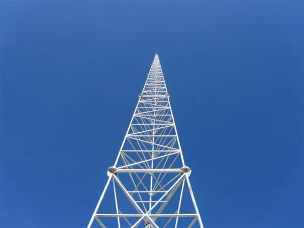 闪电击中避雷塔图片