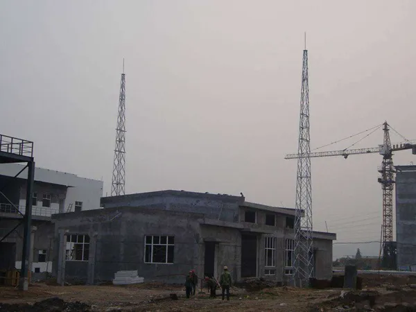 实地安装三角避雷塔