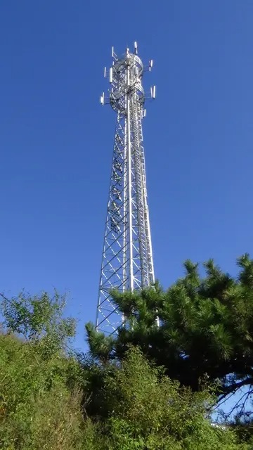 通信塔与天然气管道间