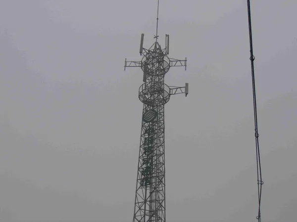 联通信号塔装到屋后