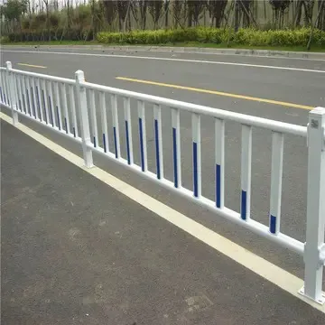 蹲在高速公路护栏上的动作