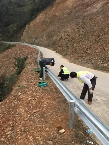 多人从高速公路护栏坠落