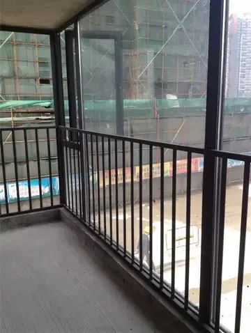 多少钱安装高速公路上的铁护栏