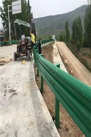 s34六钦高速公路护栏图片